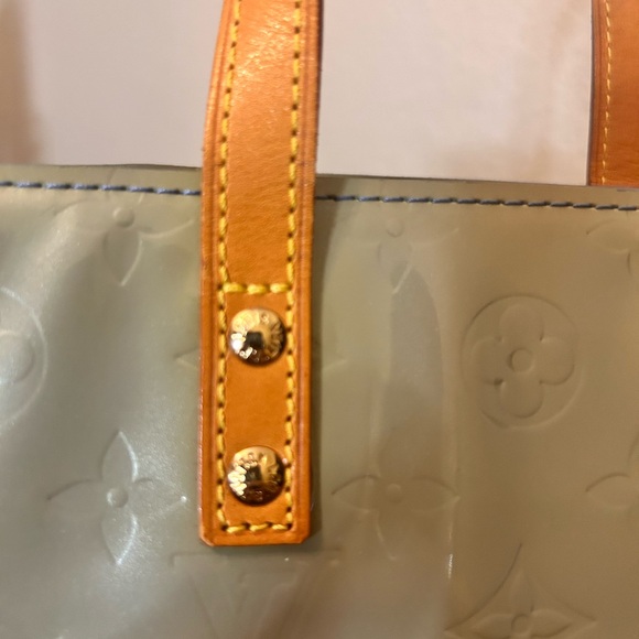 Stunning A CONDITION Louis Vuitton Monogram Vernis Reade PM Hand Bag Gris M91145 - Picture 6 of 8